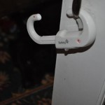 The door lock for baby proofing