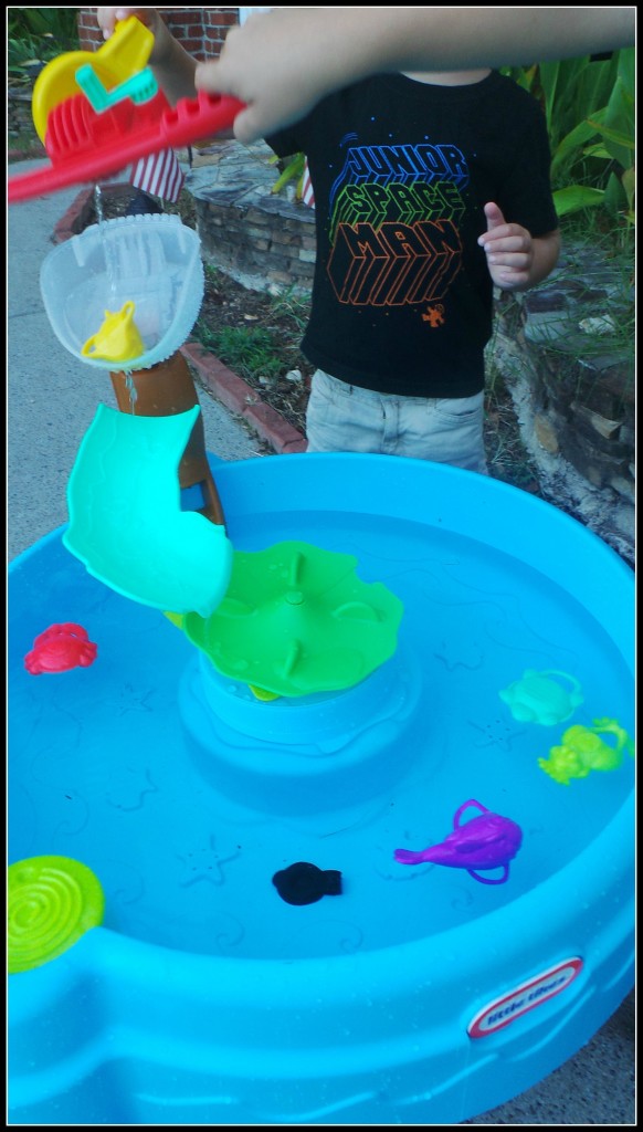 Little Tikes Fish N’ Splash Water Table review 3